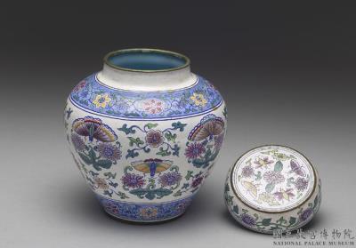 图片[2]-Gilt copper tea caddy in falangcai enamels with flowers and butterflies decor on a white ground, Qing dynasty, Yongzheng reign (1723-1735)-China Archive